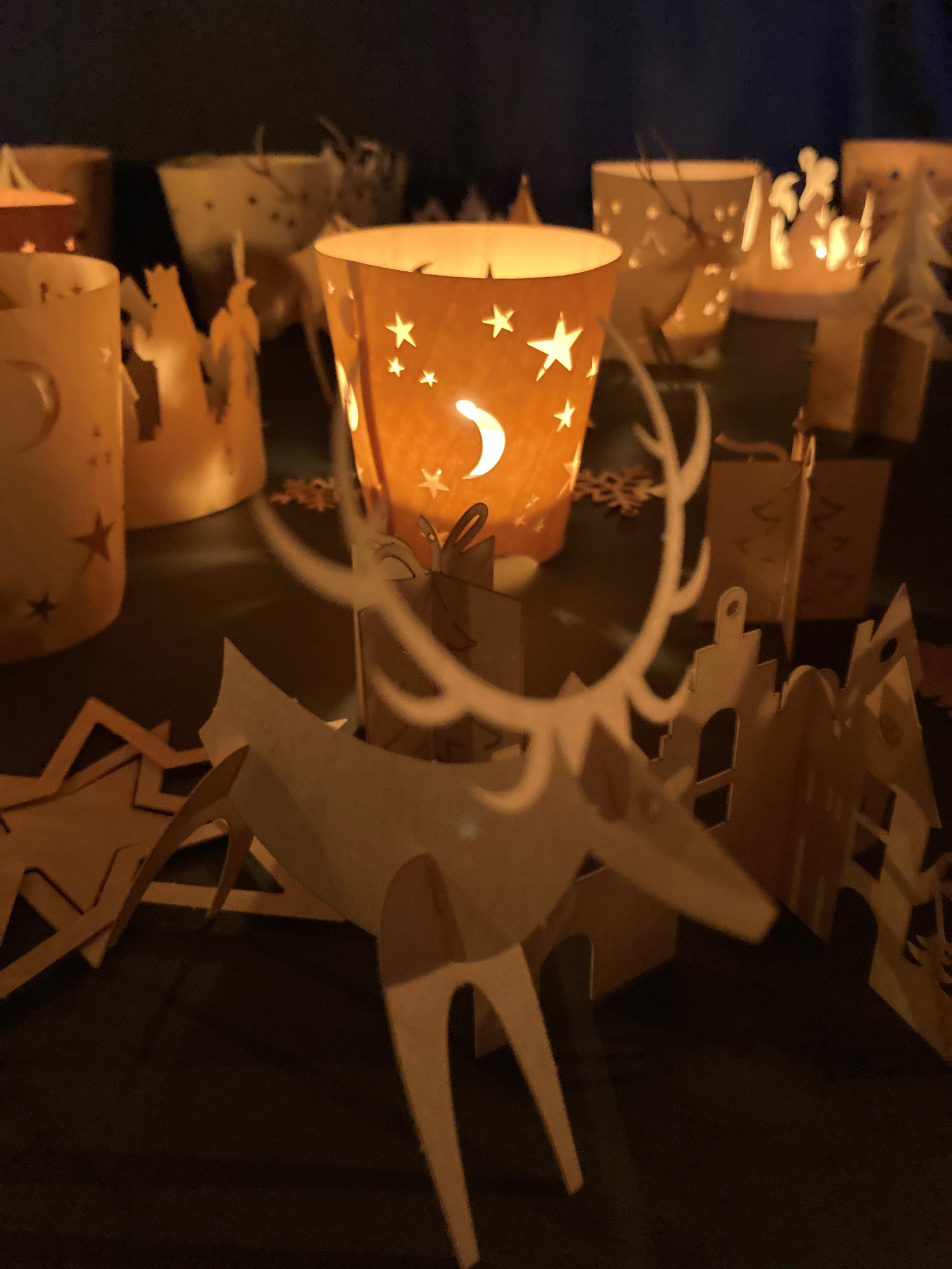 Bild 1: Lichtgrüße aus Ahorn-Furnier, umgeben von Tieren und Häusern aus dem „Filet des Baumes“. Foto: Carola Werner/Paperwood